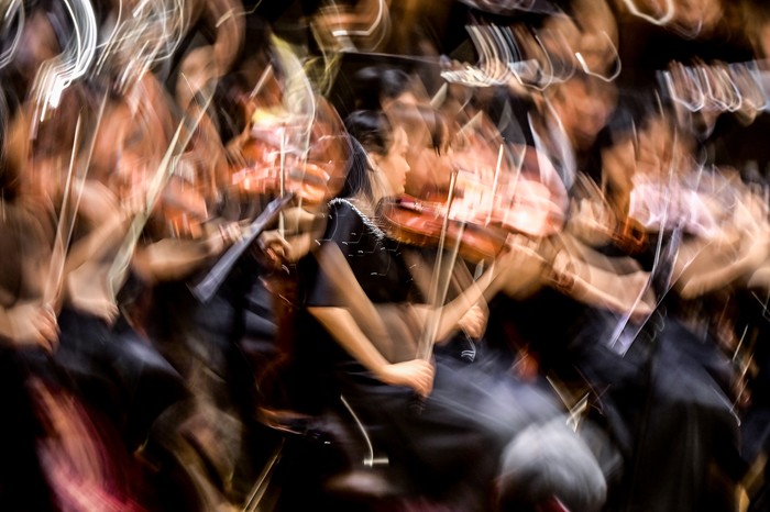 Grup musik Light Ministry Orchestra (LMO) menghibur penonton saat konser kedua bertajuk 'A Million Light' di Aula Simfonia, Jakarta, Minggu (3/11/2024). Konser yang mengusung tema 'Empowering Youth Through the Process of Courage and Education in All Abilities' tersebut menyajikan 13 aransemen pilihan dengan tujuan menekankan pentingnya pemberdayaan anak muda melalui musik dan orkestra yang inklusif. ANTARA FOTO/Rivan Awal Lingga/nym.