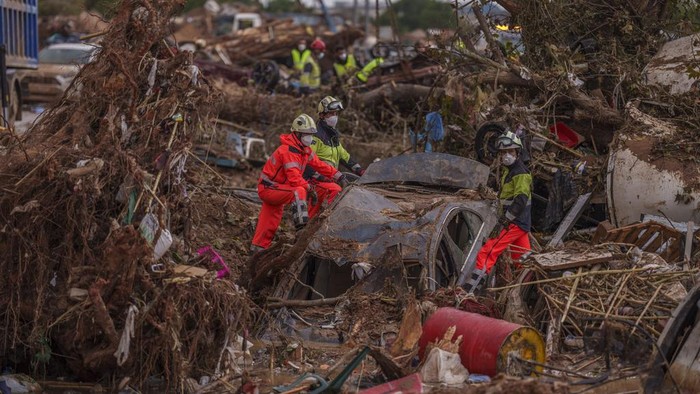 Korban Banjir Dahsyat Spanyol Terus Bertambah, 211 Orang Tewas Emergency services remove cars in an area affected by floods in Catarroja, Spain, on Sunday, Nov. 3, 2024. (AP Photo/Manu Fernandez)