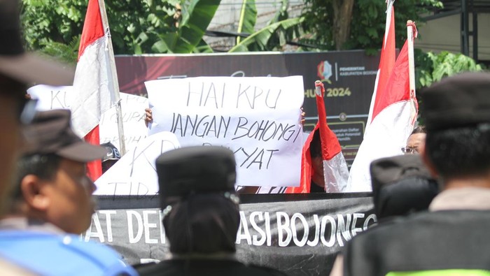 Kantor KPU Bojonegoro didemo buntut batalnya debat Pilbup
