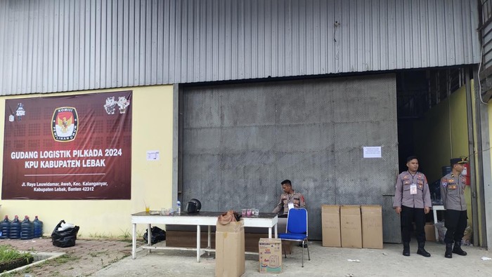 KPU Lebak, Banten, melakukan penyortiran dan pelipatan surat suara Pilkada 2024 secara tertutup di gudang logistik