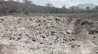 Lubang besar akibat setelah letusan Gunung Lewotobi.
