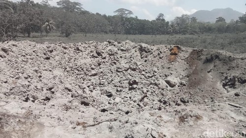Lubang besar akibat letusan Gunung Lewotobi, Flores Timur, Senin (4/11/2024). (Yurgo Purab/detikBali)