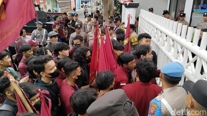 Mahasiswa demo di KPU Kuningan.