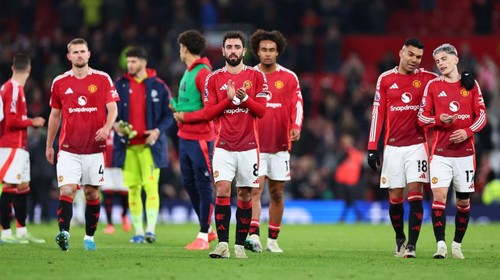 MANCHESTER, ENGLAND - NOVEMBER 3: Dejected players of Manchester United at full time during the Premier League match between Manchester United FC and Chelsea FC at Old Trafford on November 3, 2024 in Manchester, England. (Photo by Robbie Jay Barratt - AMA/Getty Images)