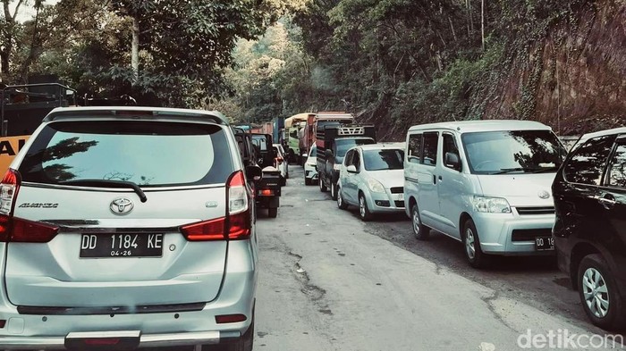 Kendaraan antre di Jalur Tompo Ladang, Maros, Sulawesi Selatan (sulsel).