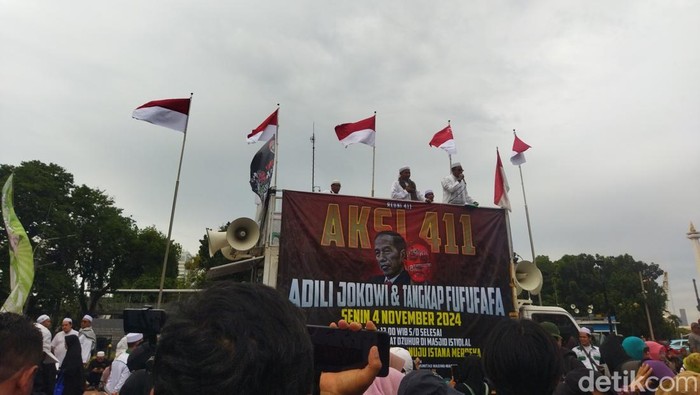 Masa Aksi 411 di Patung Kuda Monas.