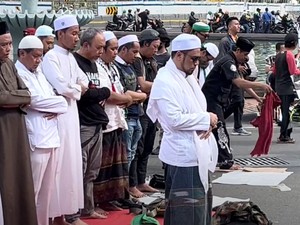 Video: Diimami Mantu Rizieq, Massa Aksi 411 Salat Asar di Patung Kuda