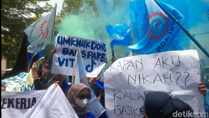 Massa buruh di Brebes demo tuntut kenaikan upah 10 persen di Kantor Diperinaker, Senin (4/10/2024).