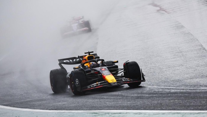 Max Verstappen of the Netherlands drives the Oracle Red Bull Racing RB20 Honda RBPT during the Formula 1 Lenovo Grande Premio De Sao Paulo 2024 in Sao Paulo, Brazil, on November 3, 2024. (Photo by Alessio Morgese/NurPhoto via Getty Images)