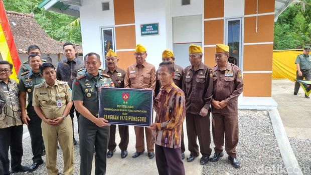Mbah Sarno eks militer sukarela kini tinggal di rumah baru bantuan Kodam IV/Diponegoro. Bantuan rumah ini diserahkan Pangdam Diponegoro Mayjen Deddy Suryadi, Senin (4/11/2024).