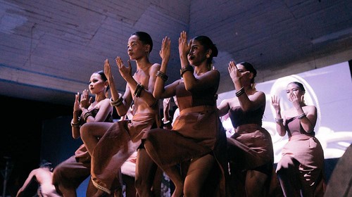 Sanggar KOMANDAN (Komunitas Anak Dayak Ma’anyan) menampilkan karya tarian bertajuk “Gemerincing Galang” yang berlandaskan tradisi Suku Dayak Ma’anyan Malang pada 12 Maret 2024 di Panggung Rumah Betang (Lewu Hante) Pasar Panas. Pertunjukan tari ini menjadi tempat pemberhentian ketujuh persembahan #GIK1Dekade: Kado Untuk Sanggar.