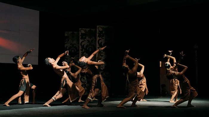 Sanggar KOMANDAN (Komunitas Anak Dayak Ma’anyan) menampilkan karya tarian bertajuk “Gemerincing Galang” yang berlandaskan tradisi Suku Dayak Ma’anyan Malang pada 12 Maret 2024 di Panggung Rumah Betang (Lewu Hante) Pasar Panas. Pertunjukan tari ini menjadi tempat pemberhentian ketujuh persembahan #GIK1Dekade: Kado Untuk Sanggar.