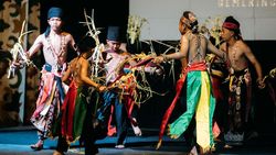 Mengenal Tradisi Suku Dayak Maanyan Melalui Gemerincing Galang