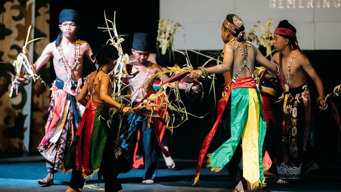 Sanggar KOMANDAN (Komunitas Anak Dayak Ma’anyan) menampilkan karya tarian bertajuk “Gemerincing Galang” yang berlandaskan tradisi Suku Dayak Ma’anyan Malang pada 12 Maret 2024 di Panggung Rumah Betang (Lewu Hante) Pasar Panas. Pertunjukan tari ini menjadi tempat pemberhentian ketujuh persembahan #GIK1Dekade: Kado Untuk Sanggar.