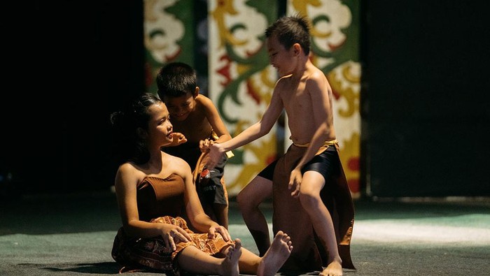 Sanggar KOMANDAN (Komunitas Anak Dayak Ma’anyan) menampilkan karya tarian bertajuk “Gemerincing Galang” yang berlandaskan tradisi Suku Dayak Ma’anyan Malang pada 12 Maret 2024 di Panggung Rumah Betang (Lewu Hante) Pasar Panas. Pertunjukan tari ini menjadi tempat pemberhentian ketujuh persembahan #GIK1Dekade: Kado Untuk Sanggar.