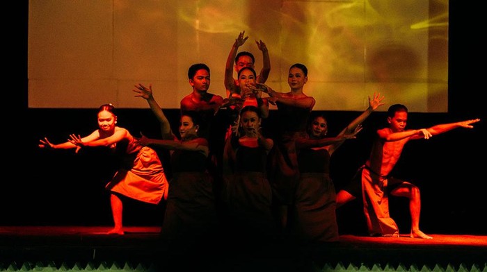 Sanggar KOMANDAN (Komunitas Anak Dayak Ma’anyan) menampilkan karya tarian bertajuk “Gemerincing Galang” yang berlandaskan tradisi Suku Dayak Ma’anyan Malang pada 12 Maret 2024 di Panggung Rumah Betang (Lewu Hante) Pasar Panas. Pertunjukan tari ini menjadi tempat pemberhentian ketujuh persembahan #GIK1Dekade: Kado Untuk Sanggar.