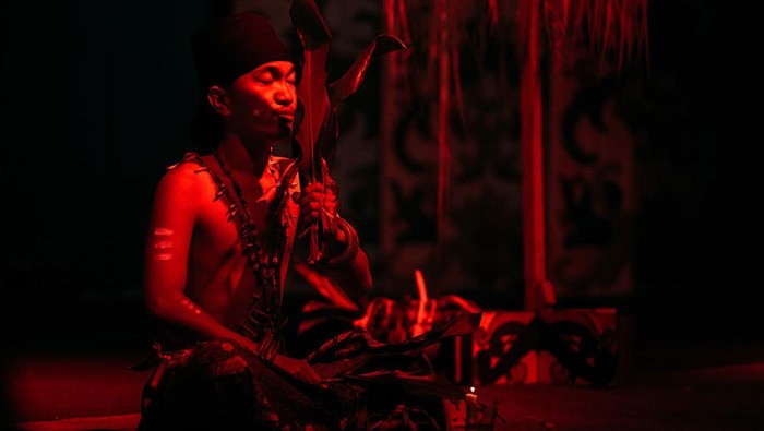Sanggar KOMANDAN (Komunitas Anak Dayak Ma’anyan) menampilkan karya tarian bertajuk “Gemerincing Galang” yang berlandaskan tradisi Suku Dayak Ma’anyan Malang pada 12 Maret 2024 di Panggung Rumah Betang (Lewu Hante) Pasar Panas. Pertunjukan tari ini menjadi tempat pemberhentian ketujuh persembahan #GIK1Dekade: Kado Untuk Sanggar.