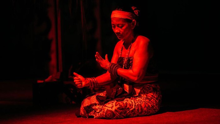 Sanggar KOMANDAN (Komunitas Anak Dayak Ma’anyan) menampilkan karya tarian bertajuk “Gemerincing Galang” yang berlandaskan tradisi Suku Dayak Ma’anyan Malang pada 12 Maret 2024 di Panggung Rumah Betang (Lewu Hante) Pasar Panas. Pertunjukan tari ini menjadi tempat pemberhentian ketujuh persembahan #GIK1Dekade: Kado Untuk Sanggar.