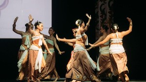 Merayakan ulang tahun ke 10 tahun, Galeri Indonesia Kaya meluncurkan program #GIK1Dekade” kado untuk sanggar. Program ini membuka kesempatan bagi para seniman tari untuk mengirimkan konsep kreatif untuk mendapat dana pembinaan masing-masing sebesar Rp50.000.000. Setelah melalui berbagai proses penyisihan, kini 10 sanggar terpilih telah mempertunjukkan karyanya di daerahnya masing-masing.  