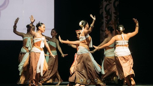 Sanggar KOMANDAN (Komunitas Anak Dayak Ma’anyan) menampilkan karya tarian bertajuk “Gemerincing Galang” yang berlandaskan tradisi Suku Dayak Ma’anyan Malang pada 12 Maret 2024 di Panggung Rumah Betang (Lewu Hante) Pasar Panas. Pertunjukan tari ini menjadi tempat pemberhentian ketujuh persembahan #GIK1Dekade: Kado Untuk Sanggar.