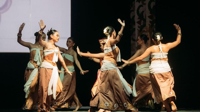 Sanggar KOMANDAN (Komunitas Anak Dayak Ma’anyan) menampilkan karya tarian bertajuk “Gemerincing Galang” yang berlandaskan tradisi Suku Dayak Ma’anyan Malang pada 12 Maret 2024 di Panggung Rumah Betang (Lewu Hante) Pasar Panas. Pertunjukan tari ini menjadi tempat pemberhentian ketujuh persembahan #GIK1Dekade: Kado Untuk Sanggar.