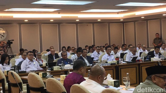 Menteri Hukum Supratman Andi Agtas menggelar rapat kerja perdana dengan Komisi XIII DPR RI pada Senin (4/11/2024). Foto: Dwi/detikcom.