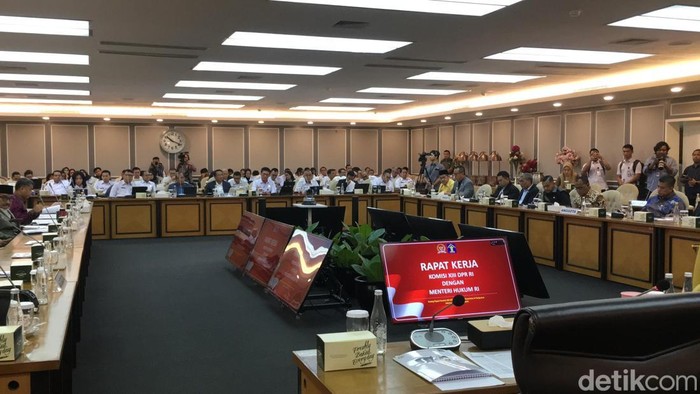 Menteri Hukum Supratman Andi Agtas menggelar rapat kerja perdana dengan Komisi XIII DPR RI pada Senin (4/11/2024). Foto: Dwi/detikcom.