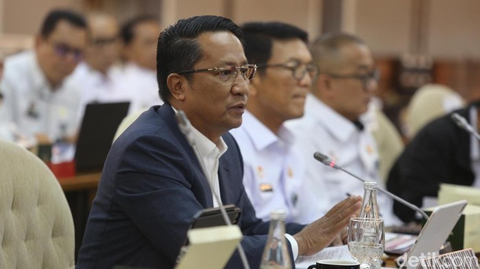 Menteri Hukum Supratman Andi Agtas melakukan rapat kerja dengan komisi XIII di Gedung Parlemen, Jakarta, Senin (4/11/2024).