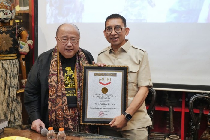 Menteri Kebudayaan Fadli Zon menerima 2 rekor MURI Menteri Kebudayaan Fadli Zon menerima 2 rekor MURI