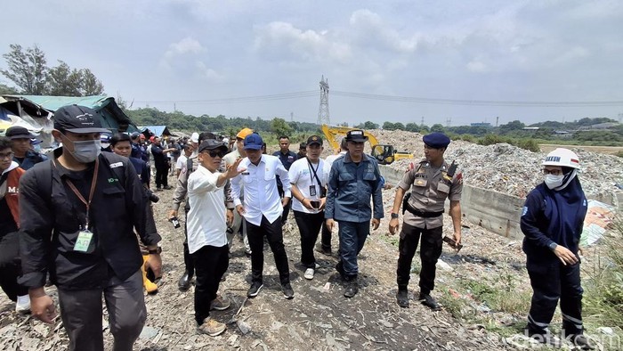 Menteri Lingkungan Hidup (LH) Hanif Faisol Nurofiq meninjau tempat pembuangan sampah (TPS) Gunung Putri milik pabrik kertas PT Apex Kumbong, Bogor, Jawa Barat