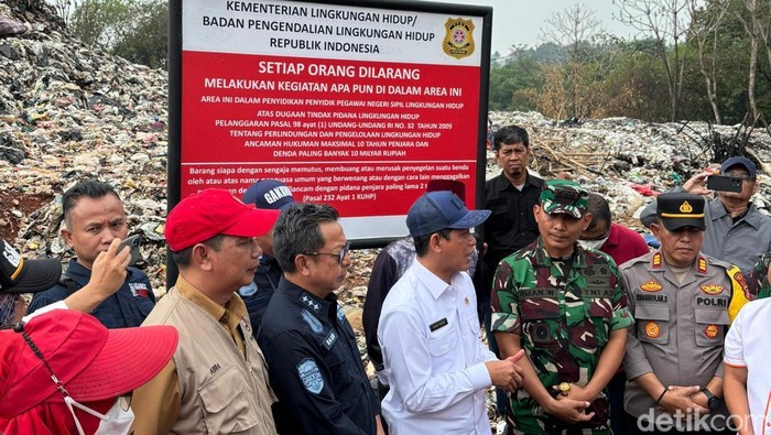 Menteri Lingkungan Hidup segel TPS liar di Limo Depok. (Taufiq/detikcom)