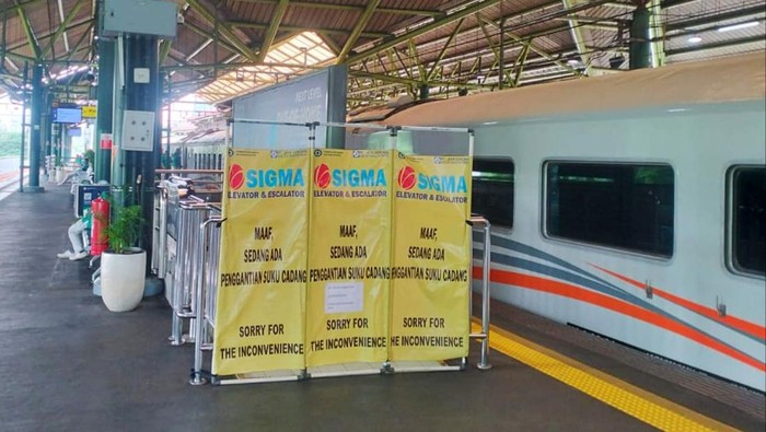 Dalam rangka memberikan pelayanan maksimal kepada pelanggan kereta api untuk akses kebarangkatan dan kedatangan Kereta Api Jarak Jauh (KAJJ) di Stasiun Gambir, PT Kereta Api Indonesia (Pesero) Daop 1 Jakarta akan terus melakukan perawatan dan perbaikan yang diperlukan pada eskalator yang sudah terpasang. Selama proses pengerjaan tentunya akan menimbulkan gangguan pada pelayanan penumpang di Stasiun Gambir, karena selama perbaikan/penggantian suku cadang eskalator tersebut tidak dapat dioperasikan.