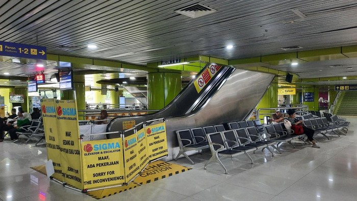 Mohon Maaf! Eskalator Stasiun Gambir Tak Bisa Dipakai Gara-gara Ini Dalam rangka memberikan pelayanan maksimal kepada pelanggan kereta api untuk akses kebarangkatan dan kedatangan Kereta Api Jarak Jauh (KAJJ) di Stasiun Gambir, PT Kereta Api Indonesia (Pesero) Daop 1 Jakarta akan terus melakukan perawatan dan perbaikan yang diperlukan pada eskalator yang sudah terpasang. Selama proses pengerjaan tentunya akan menimbulkan gangguan pada pelayanan penumpang di Stasiun Gambir, karena selama perbaikan/penggantian suku cadang eskalator tersebut tidak dapat dioperasikan.