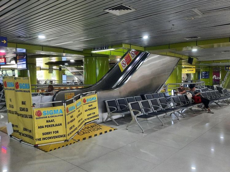 Mohon Maaf! Eskalator Stasiun Gambir Tak Bisa Dipakai Gara-gara Ini