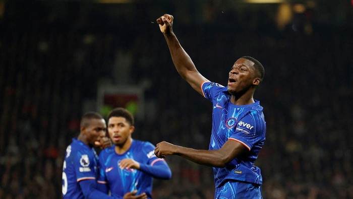 Soccer Football - Premier League - Manchester United v Chelsea - Old Trafford, Manchester, Britain - November 3, 2024 Chelseas Moises Caicedo celebrates scoring their first goal Action Images via Reuters/Jason Cairnduff EDITORIAL USE ONLY. NO USE WITH UNAUTHORIZED AUDIO, VIDEO, DATA, FIXTURE LISTS, CLUB/LEAGUE LOGOS OR LIVE SERVICES. ONLINE IN-MATCH USE LIMITED TO 120 IMAGES, NO VIDEO EMULATION. NO USE IN BETTING, GAMES OR SINGLE CLUB/LEAGUE/PLAYER PUBLICATIONS. PLEASE CONTACT YOUR ACCOUNT REPRESENTATIVE FOR FURTHER DETAILS..     TPX IMAGES OF THE DAY