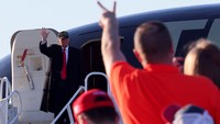 Calon presiden dari Partai Republik dan mantan Presiden AS Donald Trump gencar melakukan pertemuan dengan para pendukunganya menjelang Pilpres AS 2024. (REUTERS/Brian Snyder)  