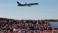 Donald Trump sering kali menemui pendukunganya dengan menaiki jet pribadinya. (REUTERS/Jonathan Drake)  