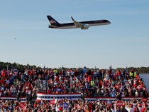 Momen Jet Pribadi Trump Melintas di Atas Kumpulan Pendukungnya