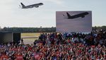 Momen Jet Pribadi Trump Melintas di Atas Kumpulan Pendukungnya