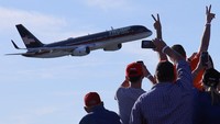 Pesawat Boeing 757 miliknya itu bertuliskan Trump Force One. (REUTERS/Brian Snyder)  