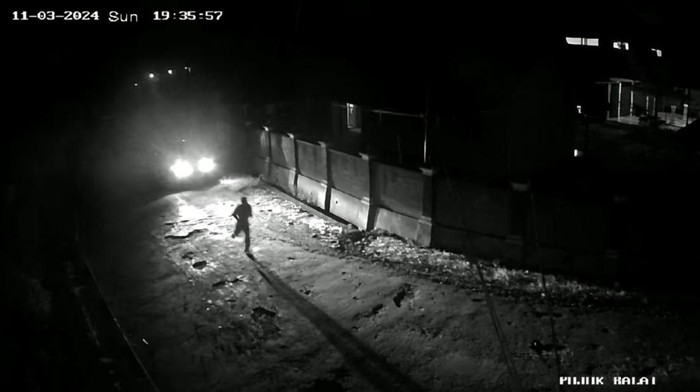 Momen korban driver taksi online saat keluar dari mobil dan berlari usai dibegal penumpangnya di Ngunut, Playen, Gunungkidul. Foto diunggah Senin (4/11/2024).