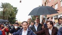 Aksi ini dilakukan lantaran warga Spanyol di Valencia menilai pemerintah lambat dalam menangani bencana banjir bandang di negaranya. Mereka juga menilai upaya pemerintah dalam menangani banjir bandang ini belum cukup. (REUTERS/Eva Manez)  