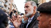 Menanggapi tindakan tersebut, raja dan ratu Spanyol tetap bersikap tenang. Raja Felipe dan Ratu Letizia berusaha mendengarkan keluh kesah warga Valencia yang disampaikan kepadanya, dikutip dari CNN. (REUTERS/Eva Manez)  