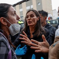 Kedatangan Raja dan Ratu Spanyol ini bukannya disambut positif malah memicu amarah korban banjir. Seperti dikutip dari Sky News, Ratu Letizia dan Raja Felipe VI disambut lemparan lumpur, batu, tongkat dan sampah dari ratusan orang yang menjadi korban banjir di Paiporta, Valencia.  Foto: (REUTERS/Eva Manez)