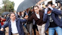 Usai melakukan foto bersama, para warga Valencia langsung menyerbu Raja dan Ratu Spanyol beserta PM Sanchez dan Mazon dengan teriakan pembunuh seraya melemparkan lumpur ke arah mereka. (REUTERS/Eva Manez)  