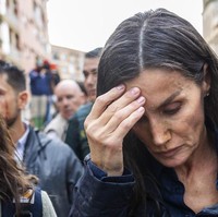 Dari video yang viral, Raja dan Ratu Spanyol terlihat terkena lemparan lumpur dari para korban banjir. Pakaian Raja Felipe VI dan Ratu Letizia tampak kotor oleh lumpur. Foto: (AP Photo/David Melero)