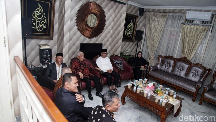 Momen Ridwan Kamil Minta Nasihat ke Din Syamsuddin Calon Gubernur Jakarta Ridwan Kamil (RK) menyambangi kediaman mantan Ketua Umum PP Muhammadiyah Din Syamsudin di Jalan Margasatwa, Jakarta Selatan, Senin (4/11/2024). RK meminta nasihat dari Din.