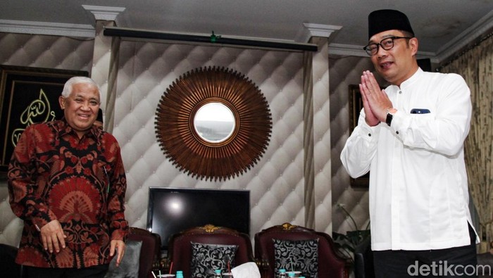 Calon Gubernur Jakarta Ridwan Kamil (RK) menyambangi kediaman mantan Ketua Umum PP Muhammadiyah Din Syamsudin di Jalan Margasatwa, Jakarta Selatan, Senin (4/11/2024). RK meminta nasihat dari Din.
