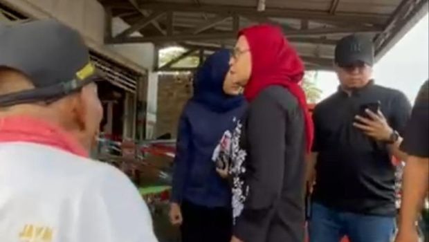 Nina Agustina saat berselisih dengan orang yang dianggap mengganggunya