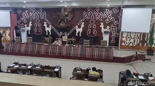 Suasana sidang paripurna berlangsung di Ruang Rapat Gedung DPRD NTT. (Simon Selly/detikBali)
